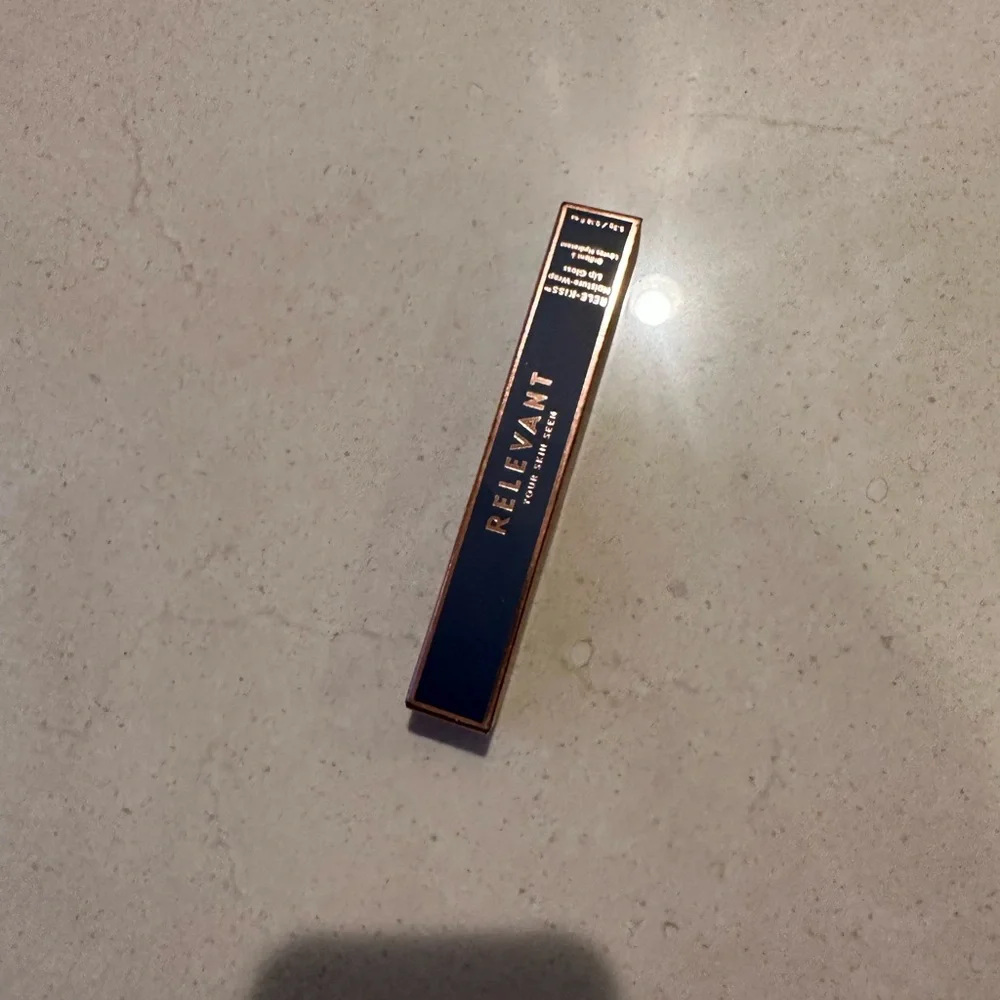 Nwt Relevant Rele-Kiss™ Moisture-Wrap Lip Gloss